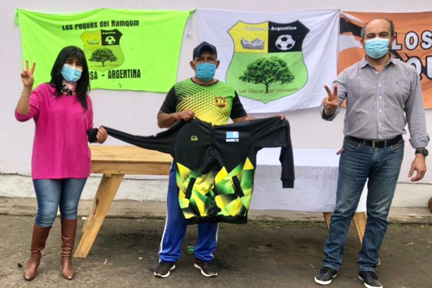 Niños y jóvenes del Namqom recibieron indumentaria deportiva
