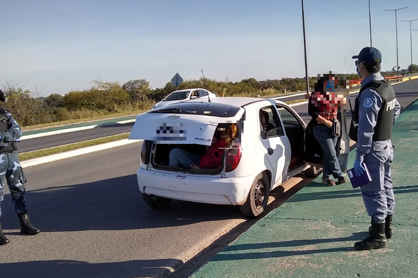 La Policía detectó un menor dentro del baúl de un auto
