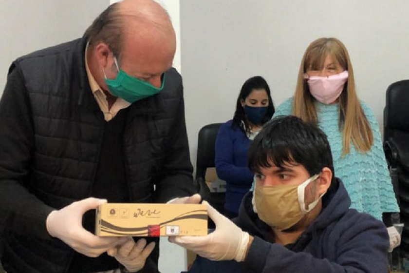 Entrega de tercera partida de tablets a estudiantes de la UNaF