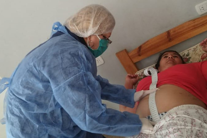 Controles de la salud bajo protocolos COVID -19 para niños y adultos de la zona oeste provincial