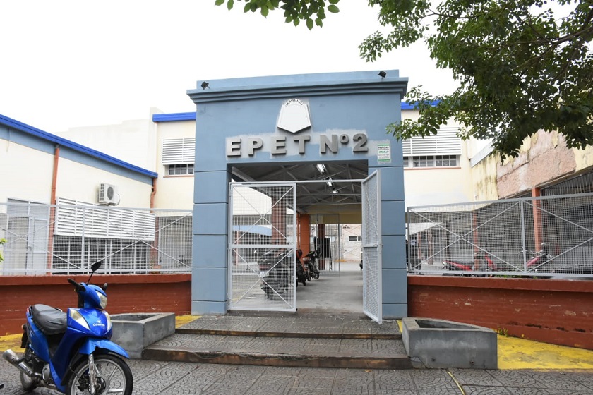 La EPET 2 produce barbijos y alcohol en gel para el retorno a las aulas