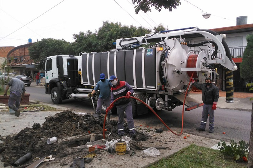 El gobierno entregó tres modernos camiones desobstructores a Aguas de Formosa