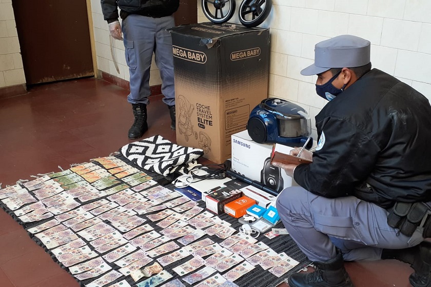 La policía detuvo a una pareja por hechos de estafas con tarjetas de créditos