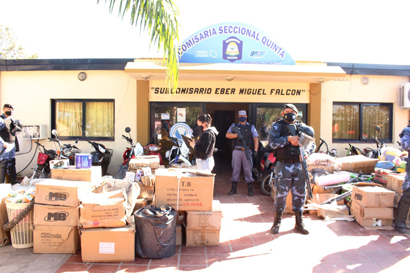 En varios allanamientos la policía detuvo a 12 personas y secuestró millonario cargamento de mercaderías de contrabando.