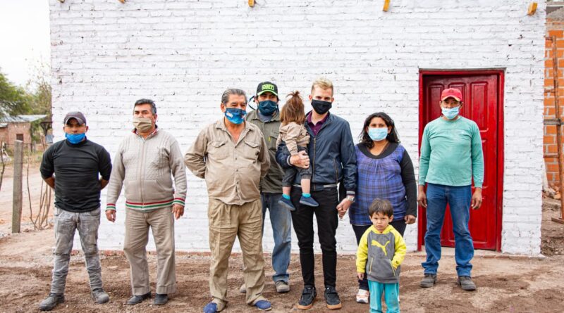 Las Lomitas: el concejal Pablo Basualdo entregó módulos habitacionales a dos familias