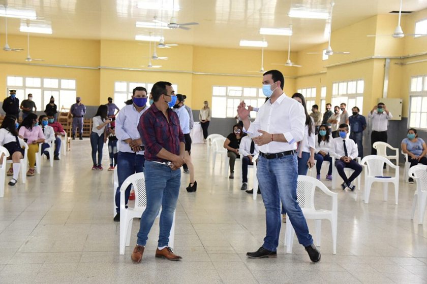 Más de un centenar de netbooks y tablets fueron distribuidas en Los Chiriguanos y Laguna Yema