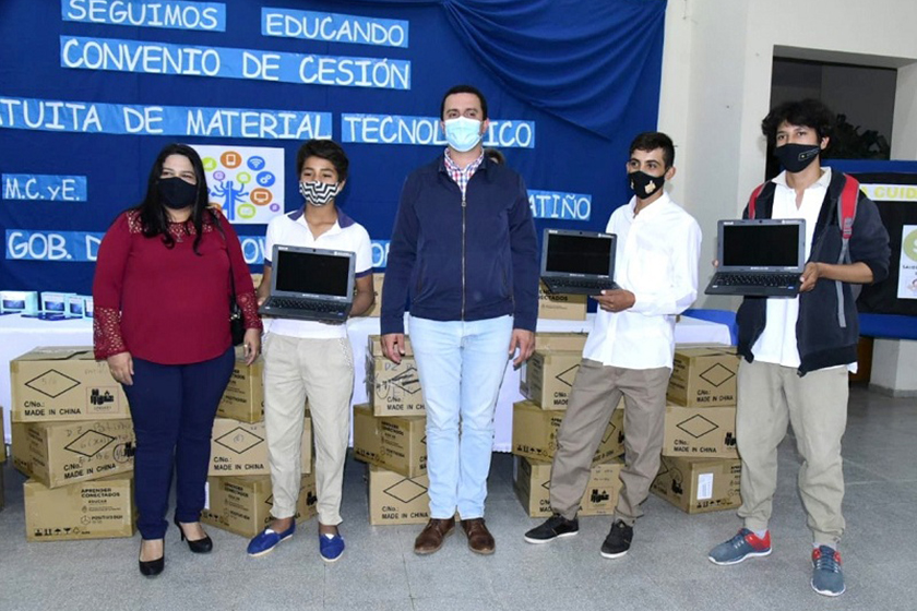 Eber Solís entregó netbooks y tablets a estudiantes de Campo, Ibarreta y Fontana