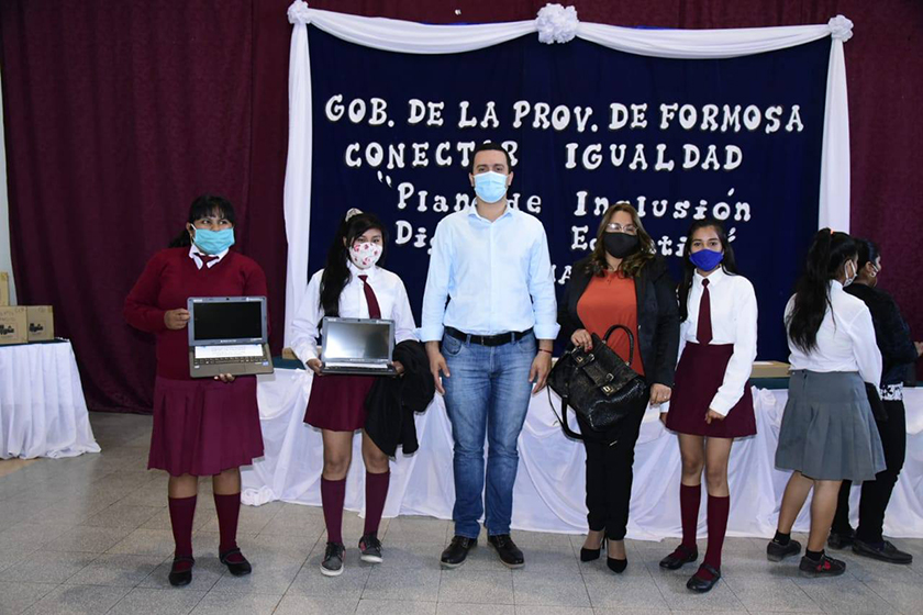 El vicegobernador Solís entregó tablets y netbooks en Ingeniero Juárez