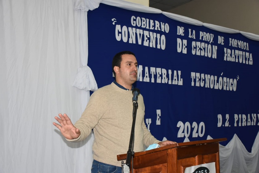 El vicegobernador Eber Solís entregó netbooks y tablet a estudiantes