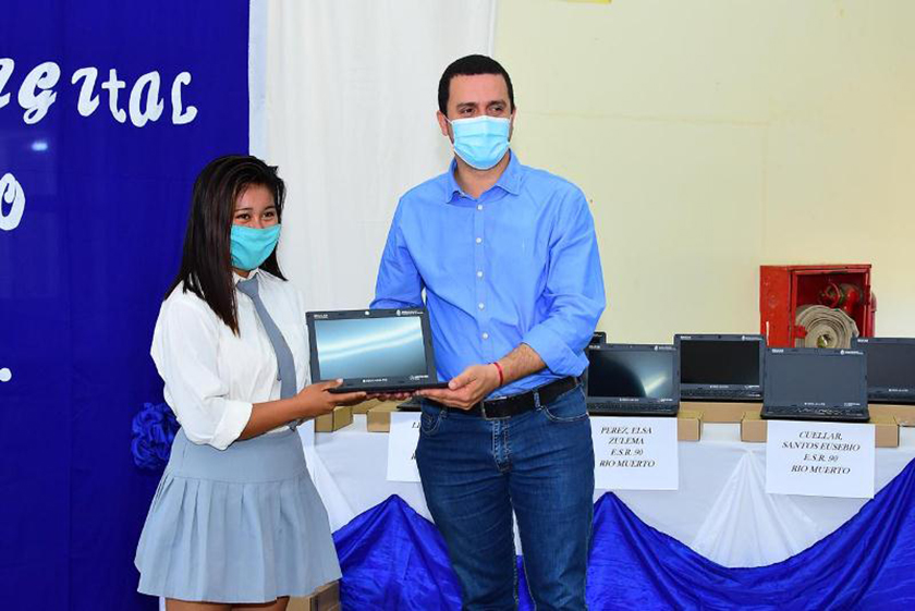 El vicegobernador entregó netbooks y tablet a estudiantes del departamento Matacos