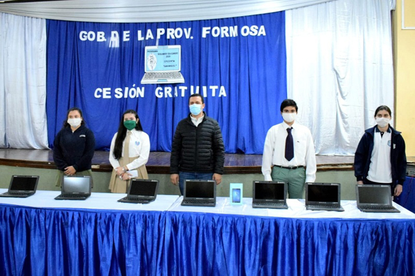 Se entregaron tablets y netbooks a estudiantes de Capital