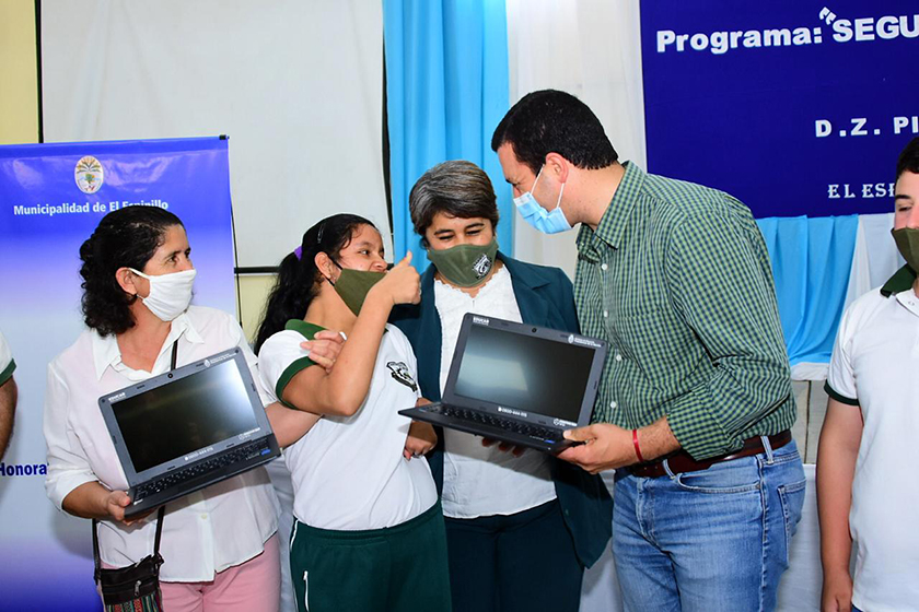 Eber Solís otorgó netbooks y tablets a estudiantes de cuatro localidades en una sola jornada