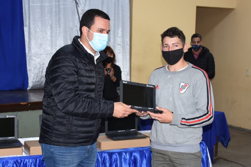 Acto de entrega de netbook y tablet para estudiantes de la Delegación Capital