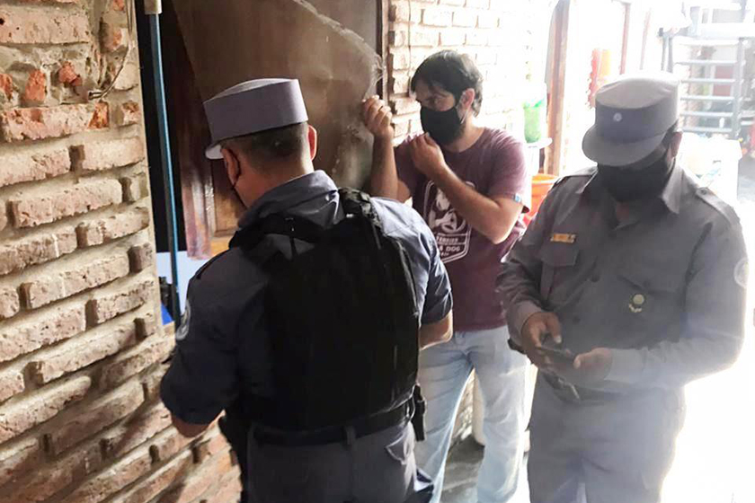 Inadaptado conductor embistió a un policía y produjo que otros dos más cayeran a un zanjón. Los tres efectivos presentan lesiones graves.