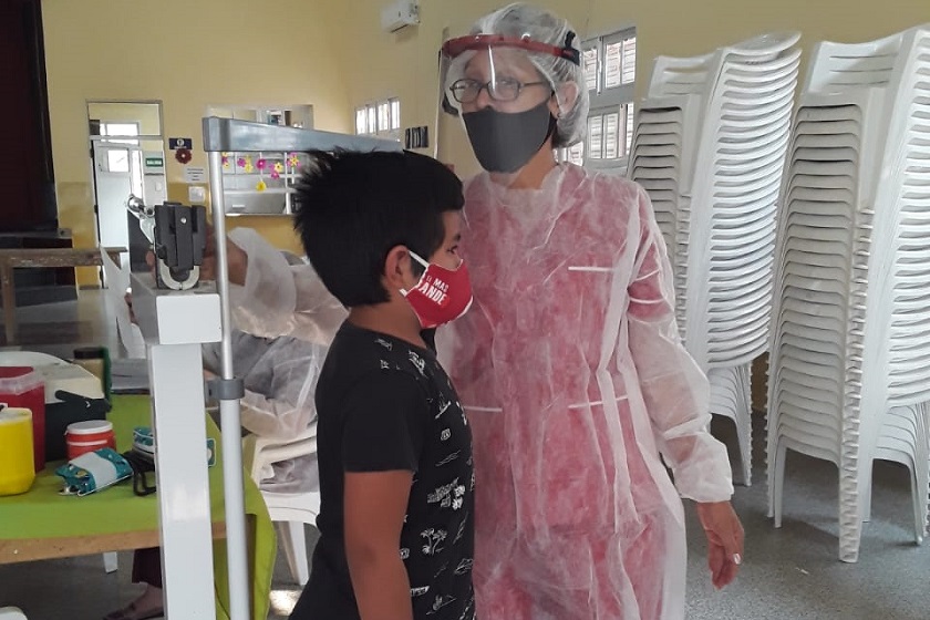 Niños de las escuelas primarias continúan recibiendo controles de salud