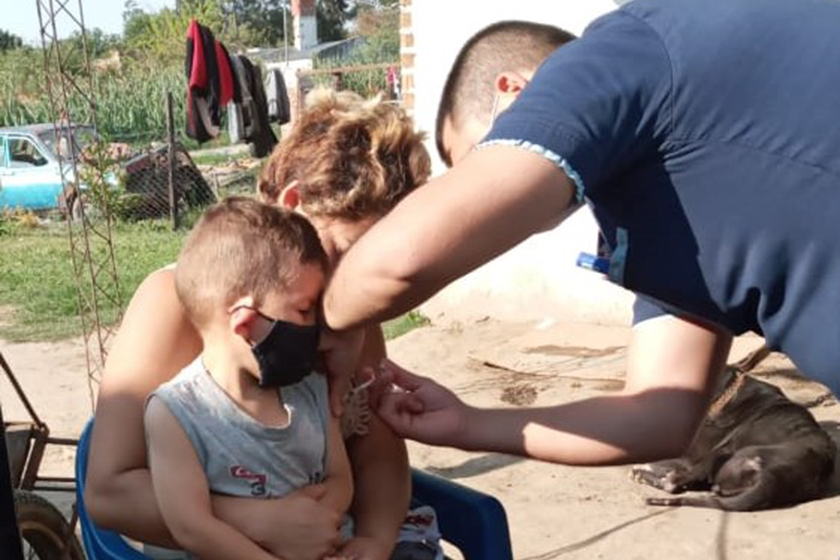 Familias del San José Obrero recibieron vacunas en sus casas
