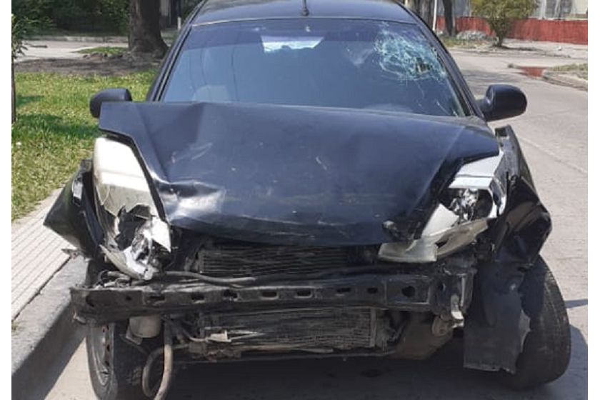 Un auto terminó sobre la vereda tras ser embestido otro vehículo en pleno microcentro de esta ciudad
