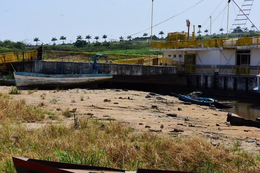 Por la histórica bajante, en el puerto Formosa “el río se encuentra sin escala”