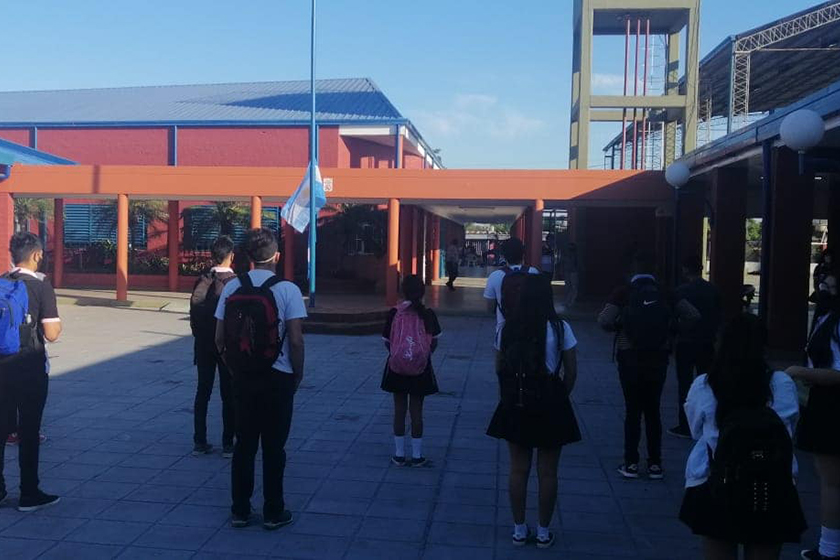 El gobernador Insfrán celebró el retorno de las clases en escuelas secundarias de la Capital