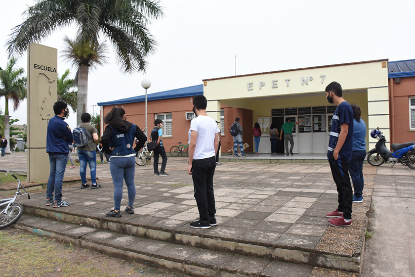 La UNaF donó cabina sanitizante y elementos desinfectantes a la EPET Nº 7