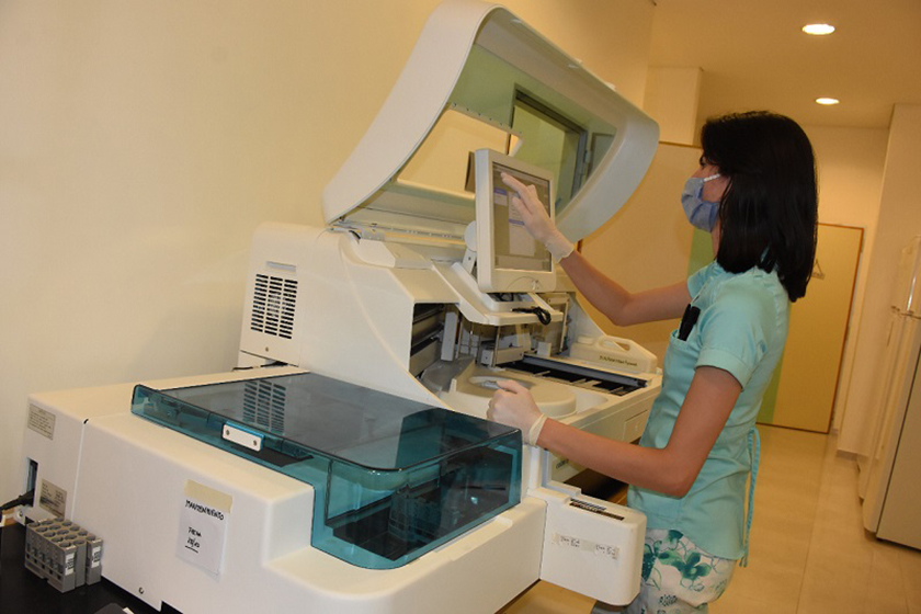 Laboratorio del Hospital Evita listo para procesar muestras rápidas de detección de COVID-19