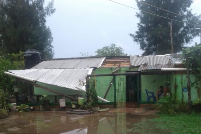 La tormenta dejó dos lesionados y 40 viviendas con voladuras de techos