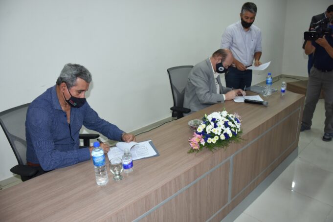 Firman contrato para pavimentación de calles internas del campus de la UNaF