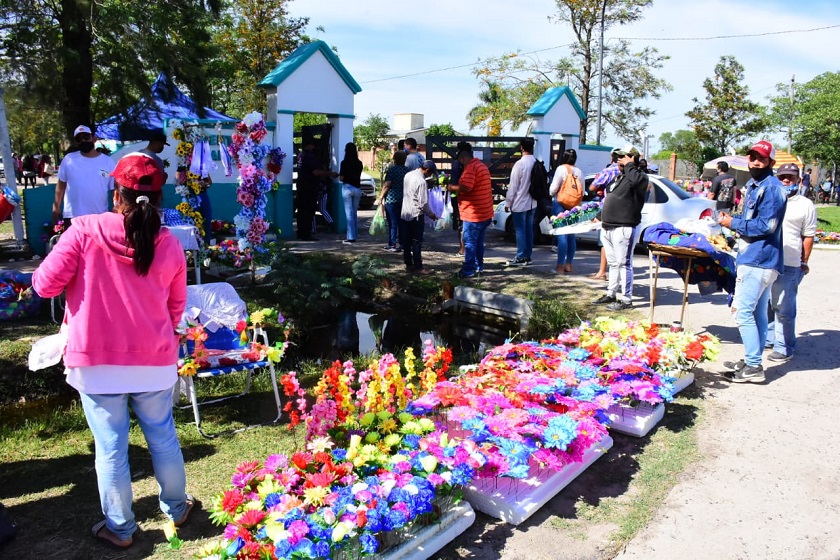 Cientos de personas visitaron a sus difuntos en los cementerios de la ciudad