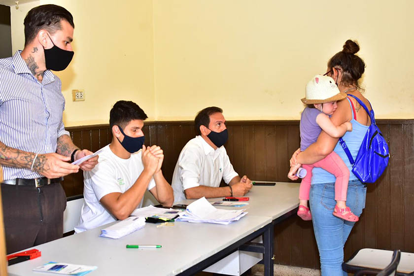 Por la ruta Sur, se entregaron las tarjetas Alimentar en Mansilla y Villa Escolar