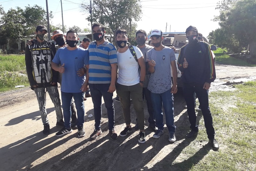 Militantes del PI colaboran con la entrega de pan dulce y sidra en barrios de la Capital