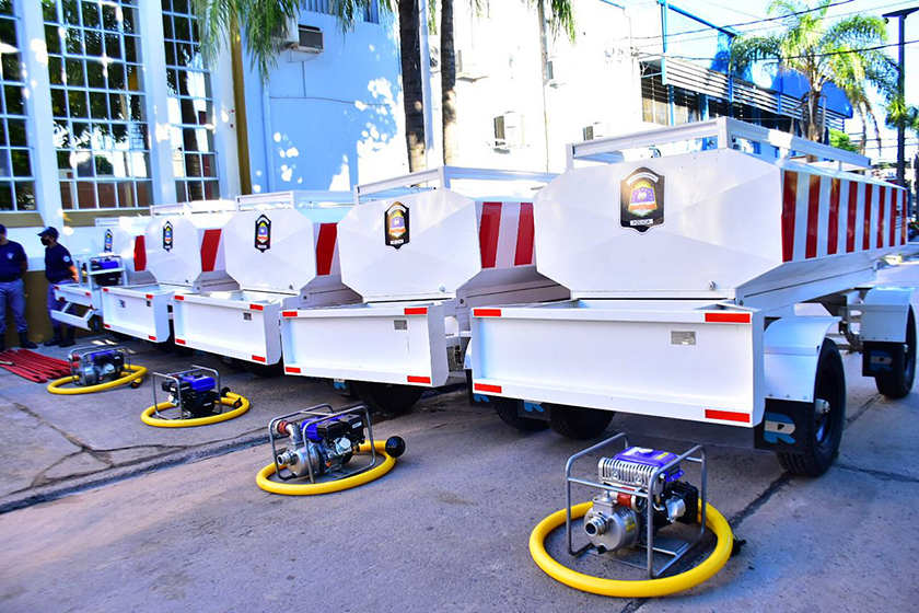 El Gobierno provincial entregó nuevos equipamientos e indumentaria para el Cuerpo de Bomberos de la Policía