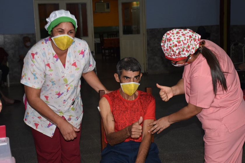 Insfrán anunció que continuará este lunes la vacunación de adultos mayores en Clorinda