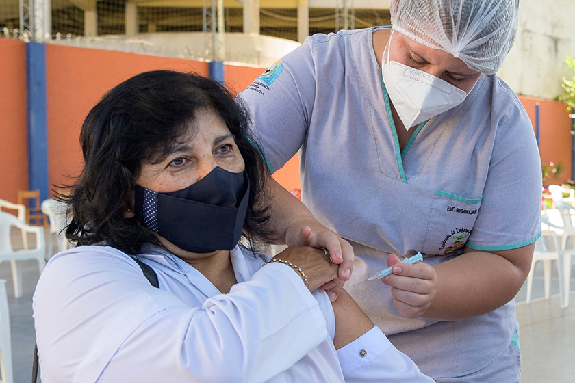 Este domingo se vacunarán docentes mayores de 60 años