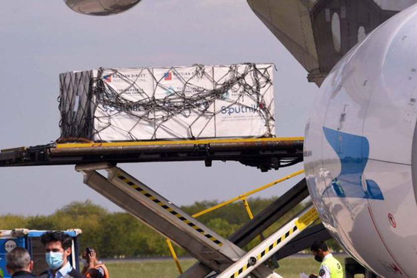 Arribó el avión de Aerolíneas Argentinas con 500.000 dosis de la vacuna rusa