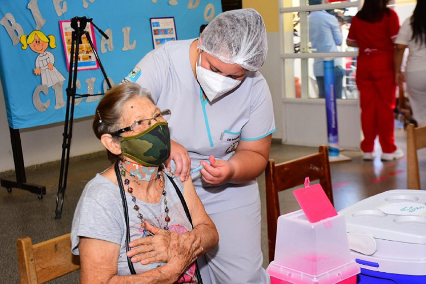 Adultos mayores capitalinos de 80 a 85 años recibieron la vacuna contra el COVID-19
