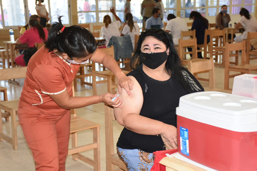 Hubo vacunación a docentes y personal educativo en Escuela Scalabrini Ortiz