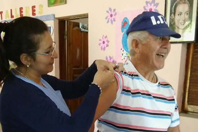 Primera dosis de la vacuna contra el COVID 19 se aplica a los adultos mayores de las clases 51´, 52´y 53´