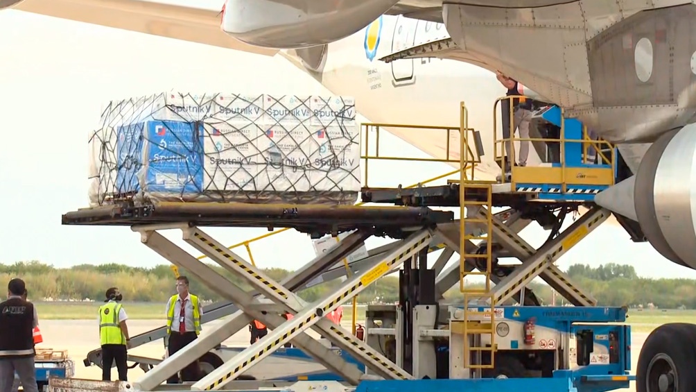 Llegó a Moscú un nuevo vuelo de Aerolíneas para traer más vacunas Sputnik V