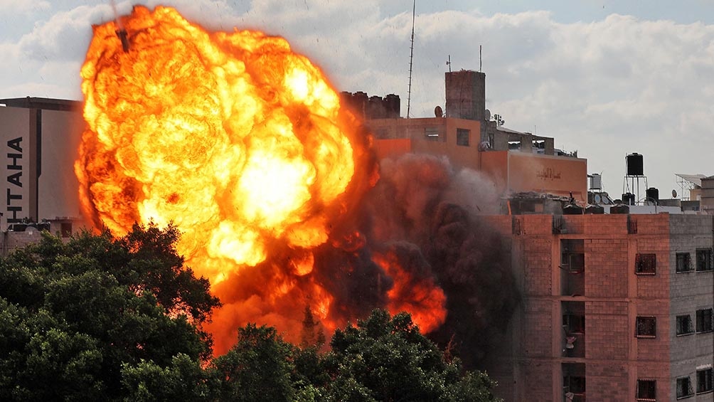 Israel intensifica su ofensiva en Gaza mientras enfrenta una ola de violencia interna