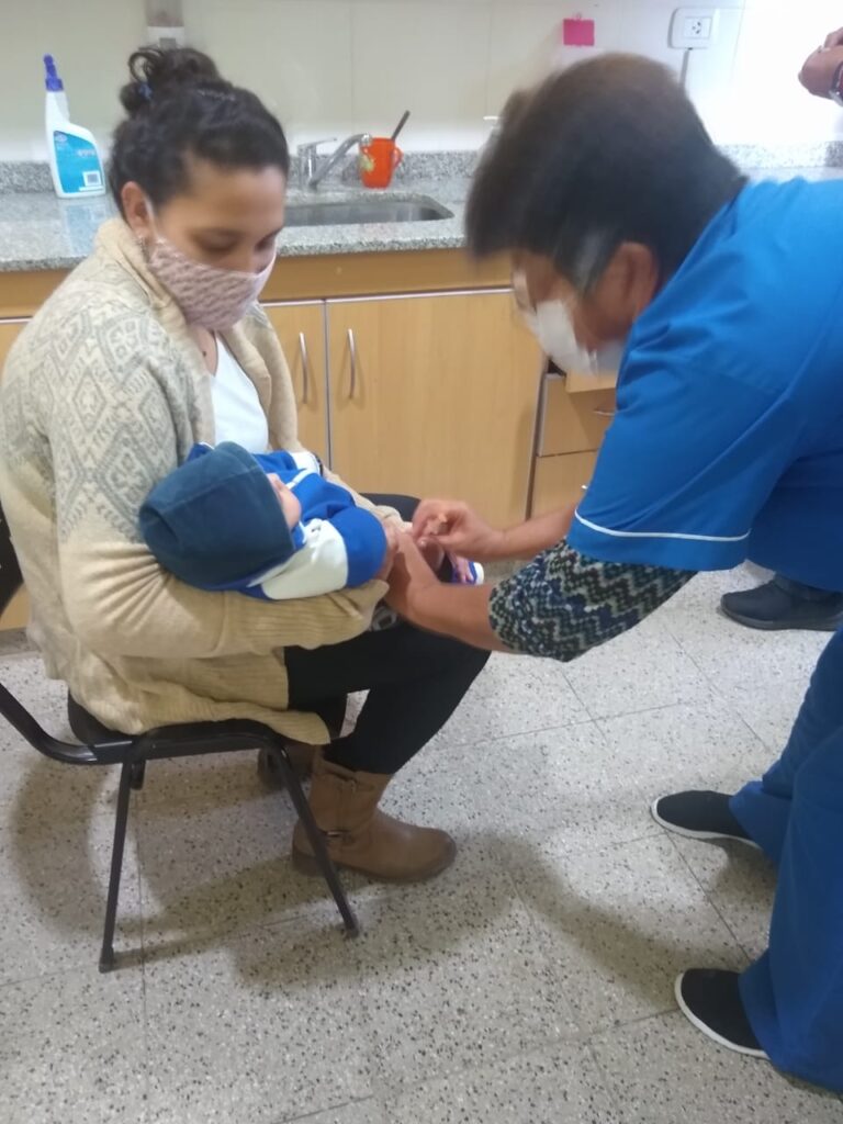 En distintas localidades sigue sin pausa la vacunación antigripal
