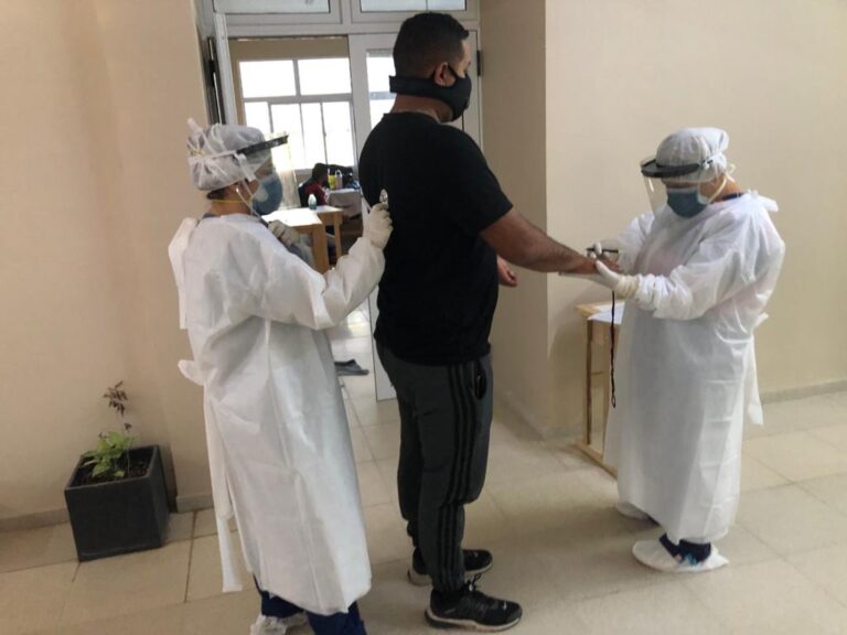 Exhaustivo seguimiento de salud a los pacientes COVID positivos alojados en los CAS