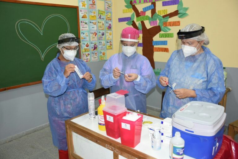 Más adultos capitalinos recibieron la primera dosis contra el coronavirus
