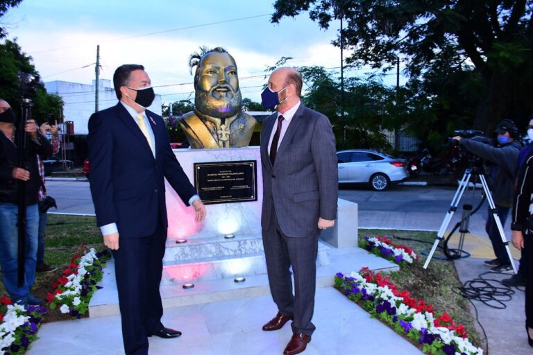 Gildo Insfrán presidió descubrimiento de busto en honor al mariscal Francisco Solano López
