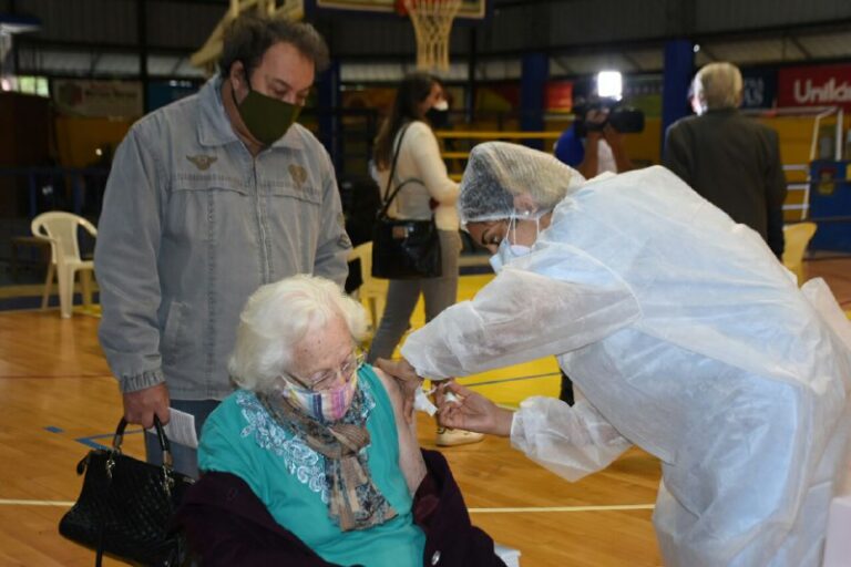 Capital: Mayores de 80 recibieron su segunda dosis contra el coronavirus