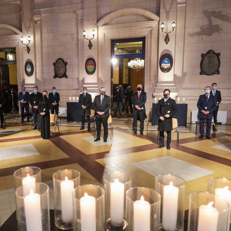 El gobernador Gildo Insfrán acompañó al Presidente en el homenaje a los fallecidos por COVID 19 en Argentina