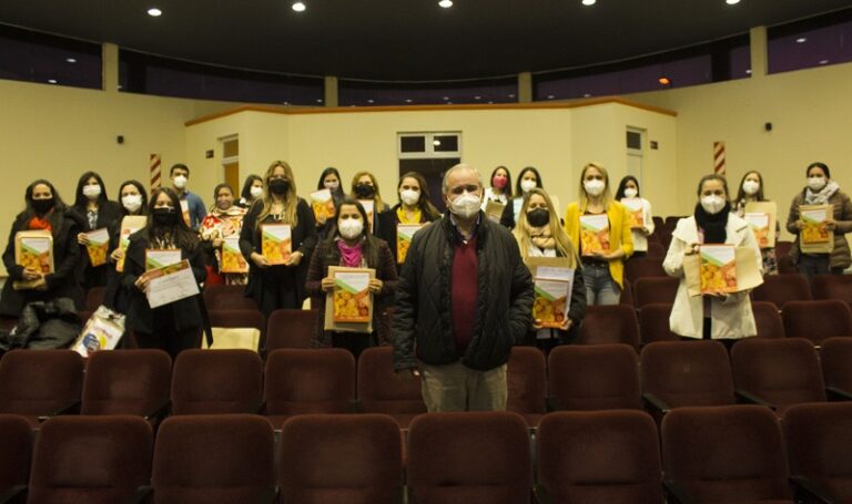 Gómez acompañó la presentación de la primera Guía Nutricional Materno, Infantil y del Adolescente
