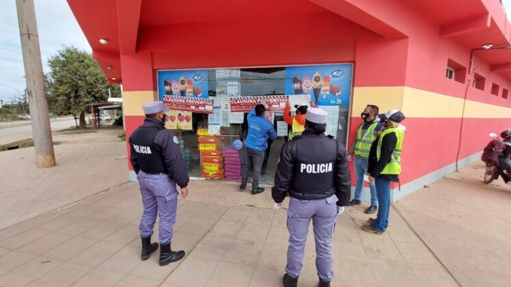 Defensa al Consumidor clausuró en Pirané dos comercios por cobro indebido de recargos con la tarjeta AlimentAr