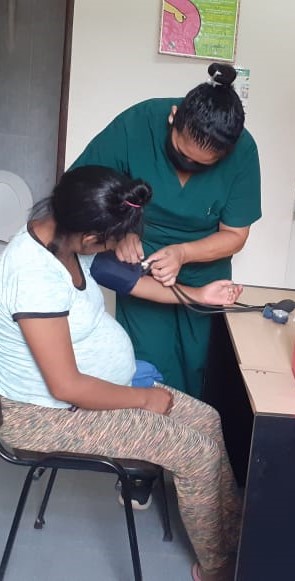Permanente seguimiento de salud a las mujeres originarias
