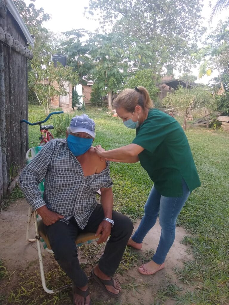 Vacunación antigripal en las casas de los vecinos de San Martín 2