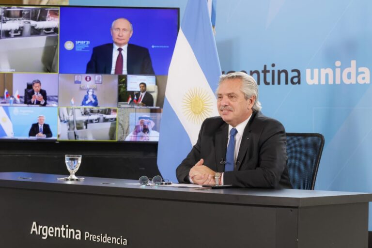 Insfrán expresó “gran satisfacción” por inicio de producción de Sputnik V en el país